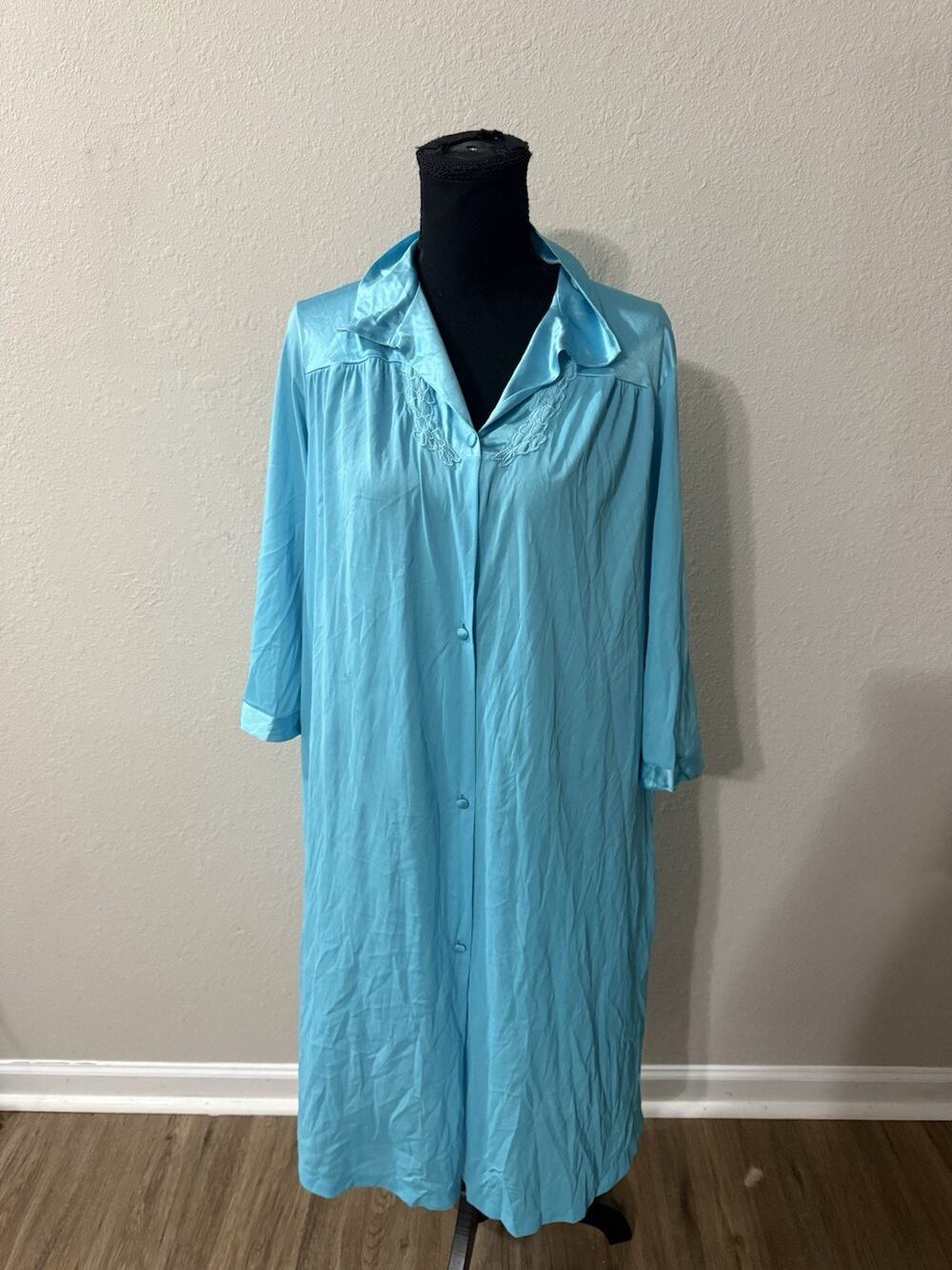 VTG Vanity Fair Robe Medium M Light Blue Embroidered Collar Snap Front Duster